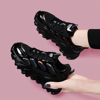 Новые повседневные женские баскетбольные кроссовки, спортивная обувь на платформе и высоком каблуке, толстая подошва черного цвета, Женская весенняя вулканизированная обувь 2023 года.